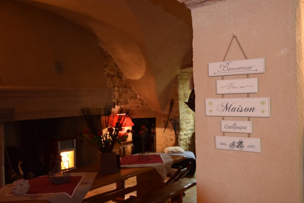 Chateau Des Aiguilles Saint-Rémy-de-Chargnat Esterno foto