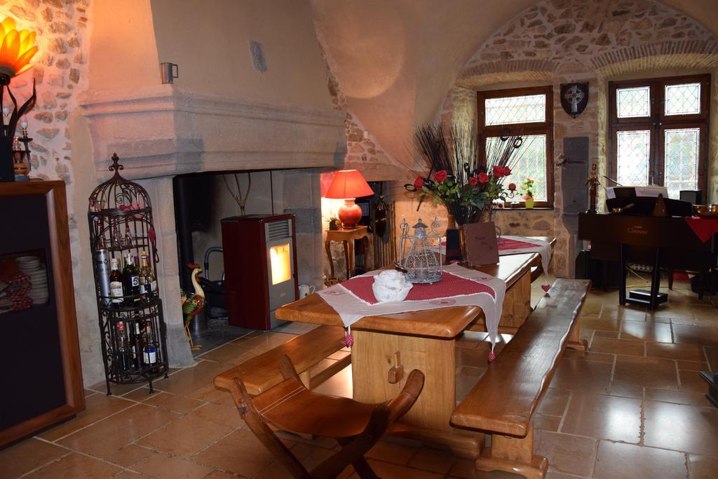Chateau Des Aiguilles Saint-Rémy-de-Chargnat Esterno foto