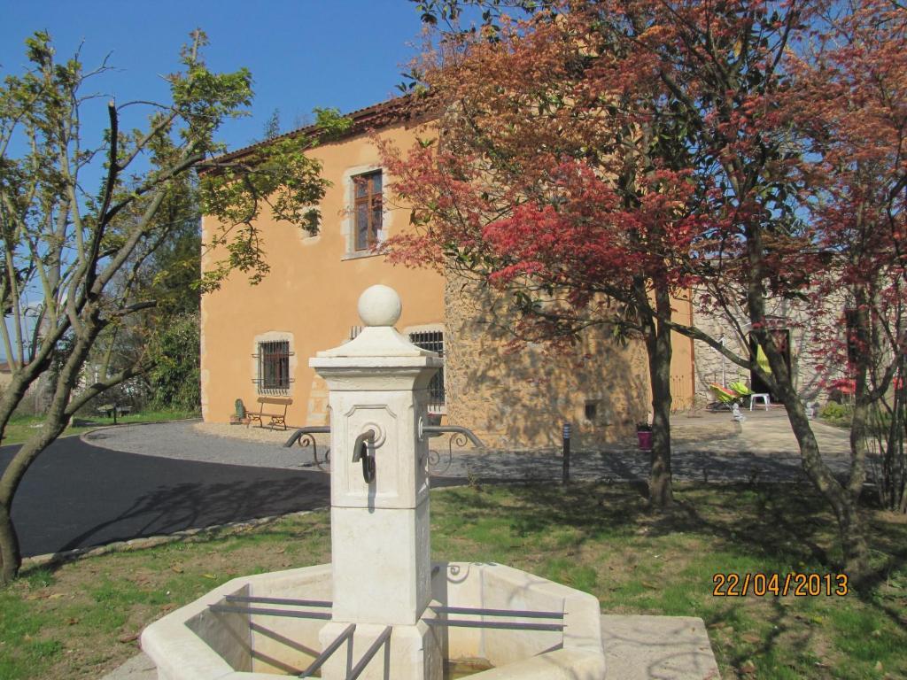 Chateau Des Aiguilles Saint-Rémy-de-Chargnat Esterno foto